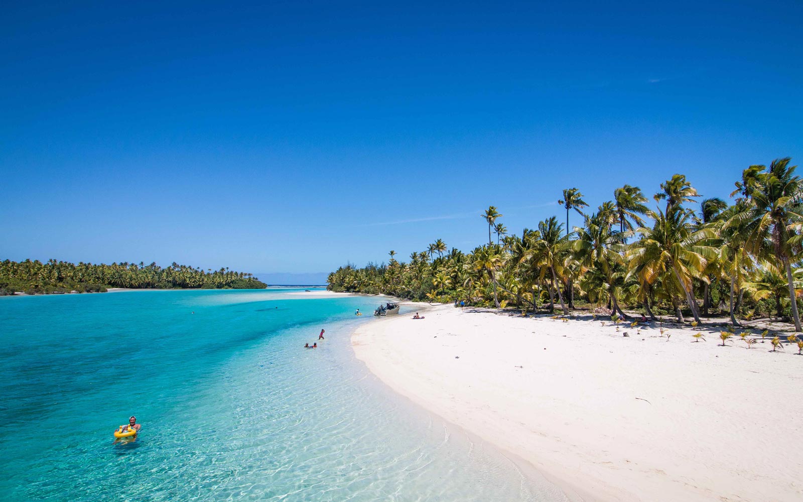 Aitutaki Lagoon Beach – Teking Tours Aitutaki lagoon beach with turquoise water and palm trees, Cook Islands